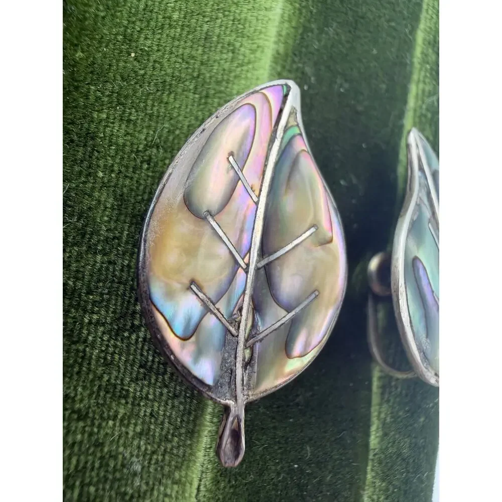 vintage Mexican sterling silver earrings feature a leaf design inlaid